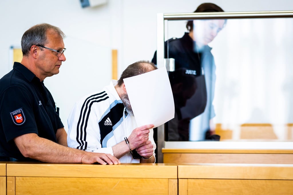 Der Angeklagte steht bei Prozessauftakt in einem Saal vom Landgericht Hannover.