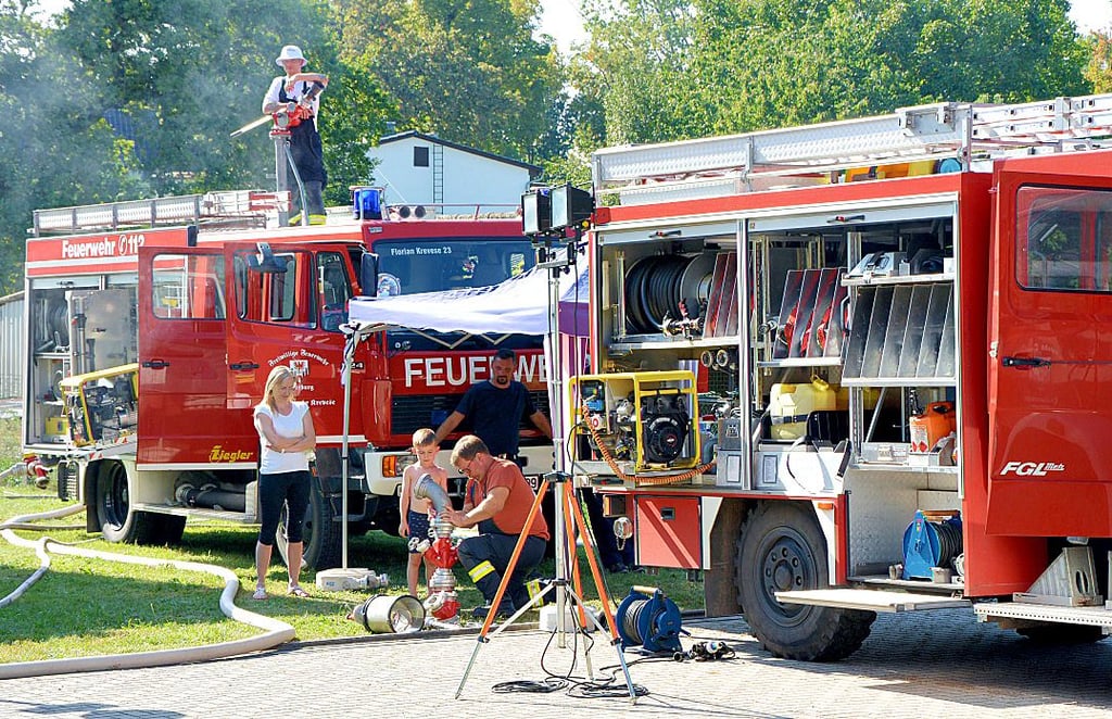 Die Feuerwehren Krevese und Dequede sind inzwischen gut mit schwerer Technik ausgerüstet, die sie Sonnabend gern vorstellten.