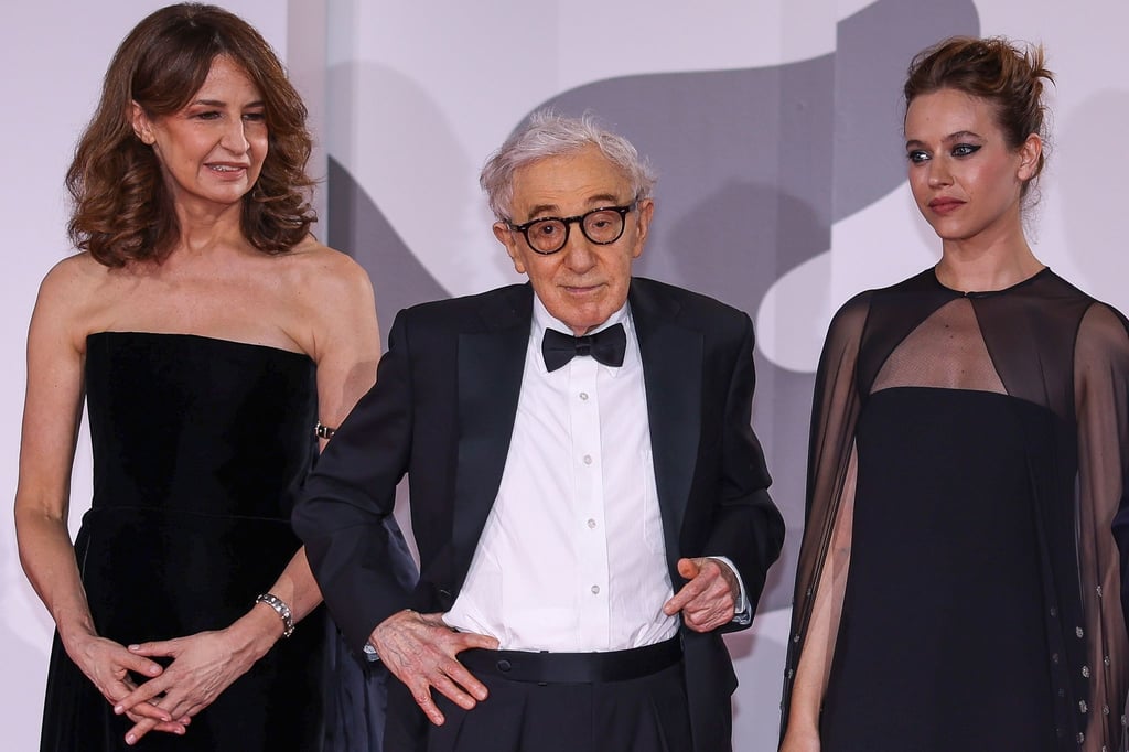 Valerie Lemercier (l-r), Woody Allen und Lou de Laage bei der Premiere von „Coup de Chance“ in Venedig.
