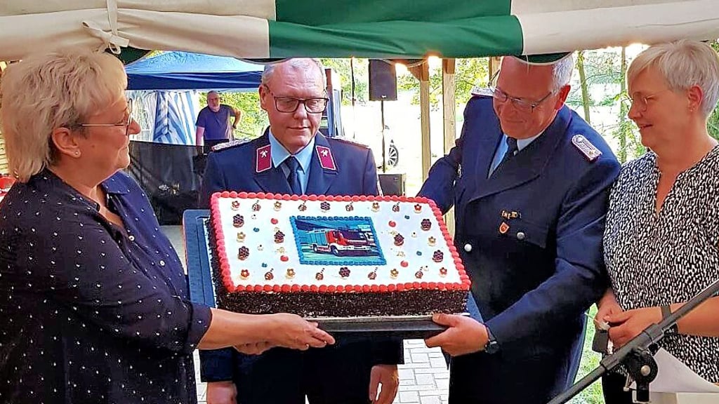 Süße Sache: Eine riesige Torte zum Jubiläum mit einem Foto vom neuen Löschfahrzeug überreichen Frauke Ueckert (l.) und Antje Jakobs vom Ordnungsamt der Verbandsgemeinde Flechtingen an Calvördes Ortswehrleiter Andreas Wolter (2.v.l.) und an seinen Stellvertreter Matthias Weber.