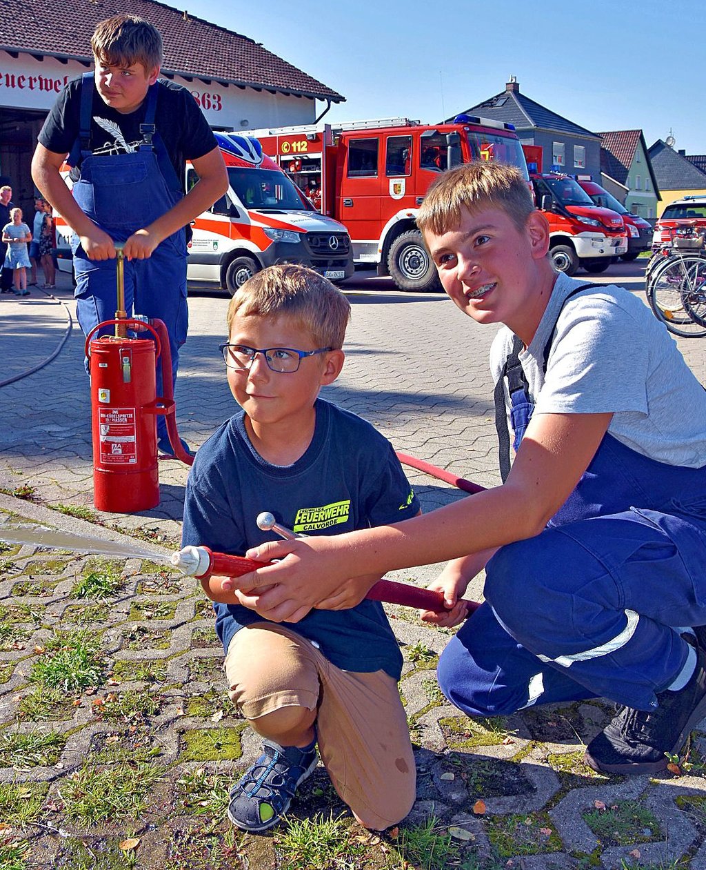 Klarer Fall: Der fünfjährige Lasse (vorn), der zwölfjährige Leonard (r.) und der 13-jährige Jakob werden Feuerwehrmänner. Die Jungen zählen zur Kinder- und Jugendfeuerwehr und zielen auf ein Papphaus.