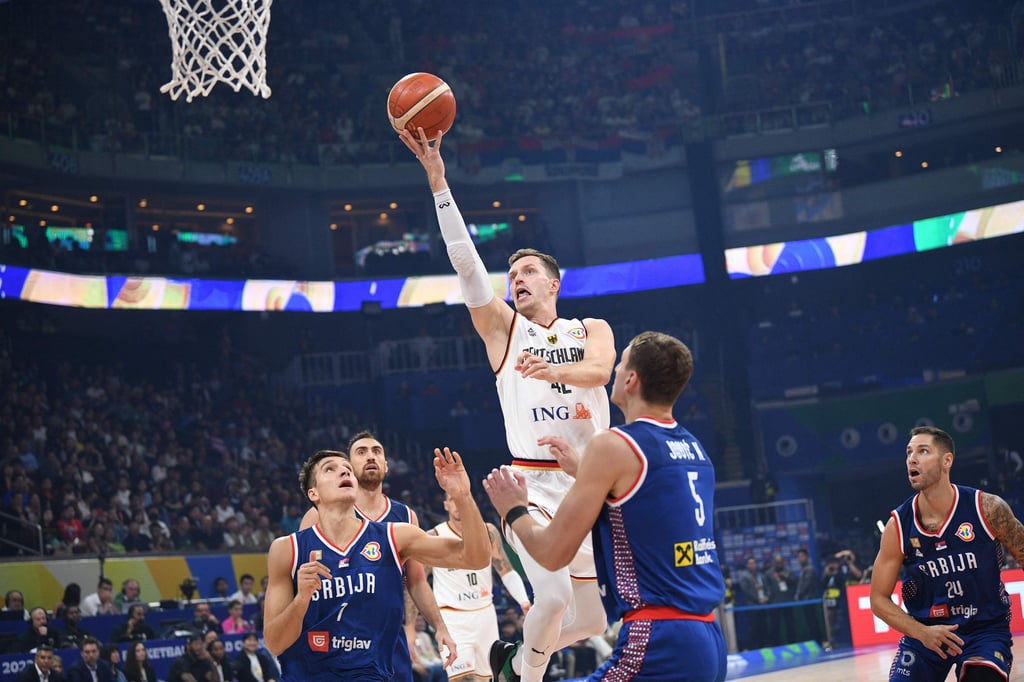 Mit körperlicher Wucht setzt sich Andreas Obst im WM-Finale gegen Serbien gegen seine Gegenspieler durch.