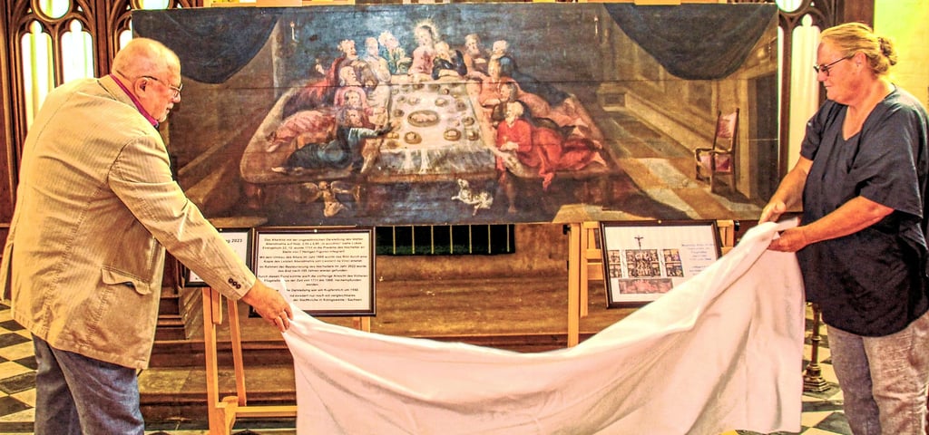 Dr. Walter Fiedler und Almut Riemann enthüllten das restaurierte Altarbild in der Seehäuser Petrikirche.