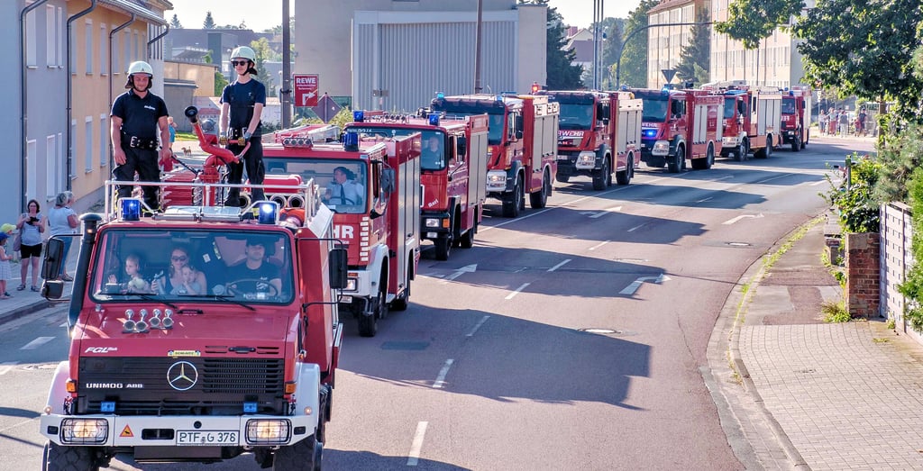 Der Umzug anlässlich 150 Jahre Feuerwehr Gräfenhainichen umfasste insgesamt 28 Fahrzeuge aus den Jahren 1958 bis 2022.
