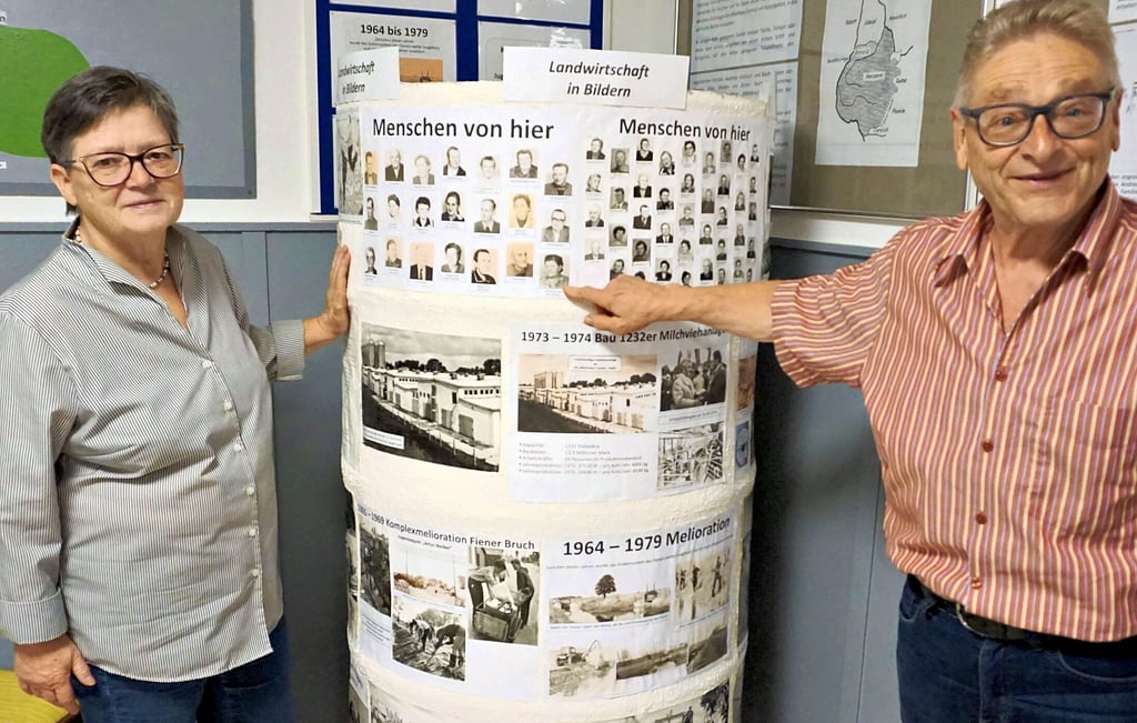 Monika und Joachim Böhl im Tucheimer Heimathaus im Landwirtschaftsraum an der Litfaßsäule mit den „Menschen von hier“.