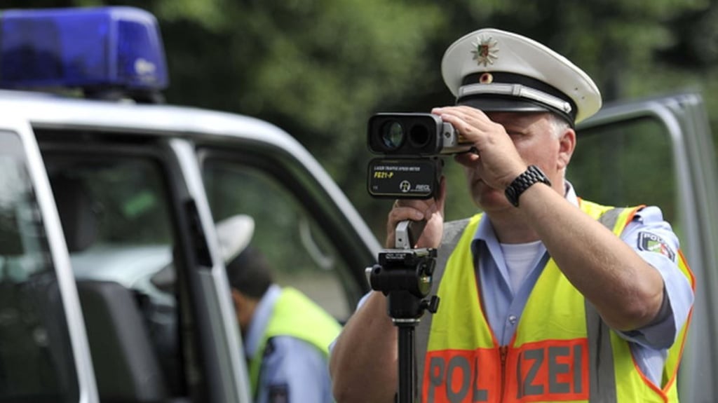 Bei einer Geschwindigkeitskontrolle in der Altmark ging der Polizei ein Raser ins Netz: Der Audifahrer wurde bei Hottendorf mit knapp 60 Kilometern zu schnell geblitzt. Foto: