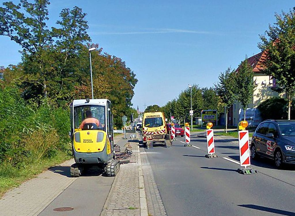 An der Baustelle der B 100 in Bitterfeld wird der Verkehr per Ampel geregelt.