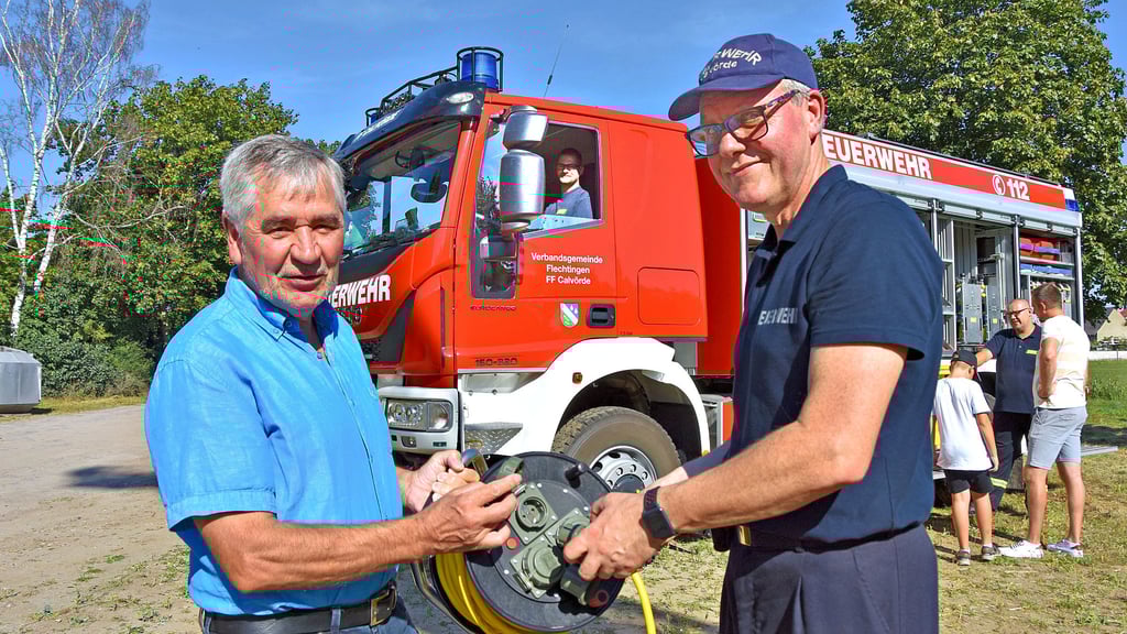 Calvördes Ortswehrleiter Andreas Wolter (vorn; r.) zeigt Calvördes stellvertretendem Ortsbürgermeister Hubertus Nitzschke (l.), welche Utensilien sich an Bord des neuen Tanklöschfahrzeuges befinden. Am Steuer des TLF 3000 sitzt Philipp Klenzmann, während Feuerwehrmann Marcell Schmittke den Gästen die Funktionen der Gerätschaften erklärt.