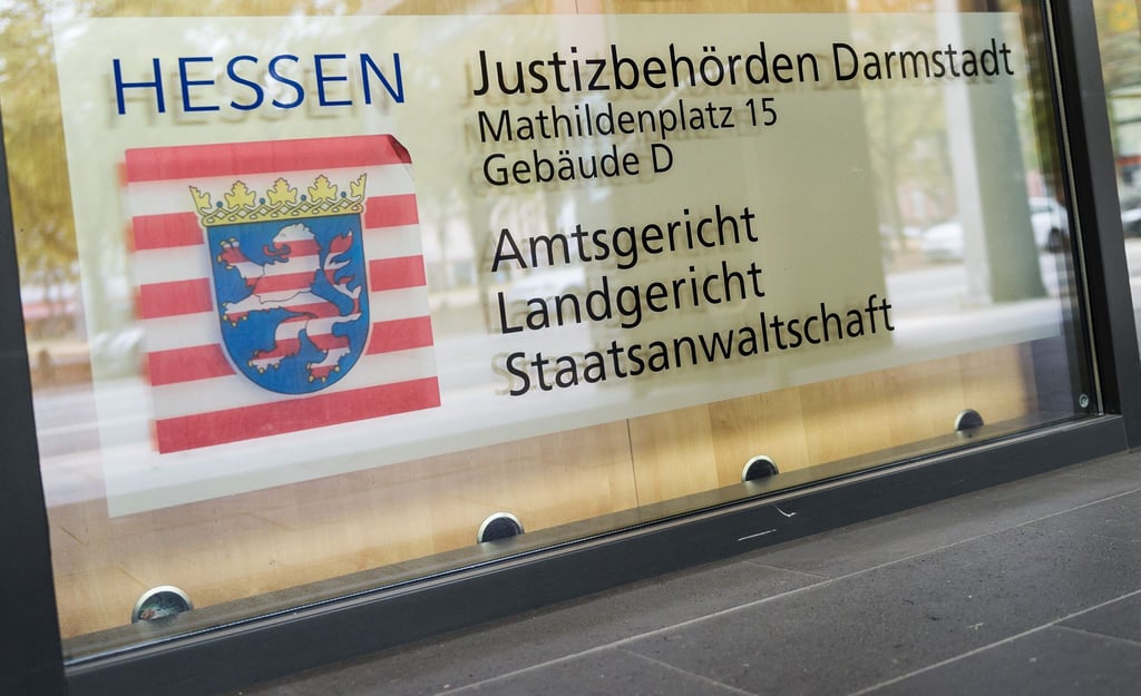 Der Eingang zum Landgericht und Amtsgericht.