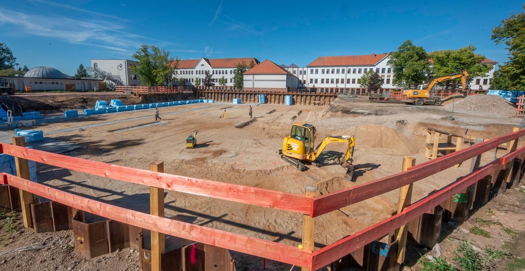 Blick auf die Baugrube für den Turnhallenneubau am Gropiusgymnasium. Die Halle entsteht auf dem früheren Sportplatz der Schule. Einen Platz, der dafür genutzt werden könnte, gibt es in der Nähe nicht.