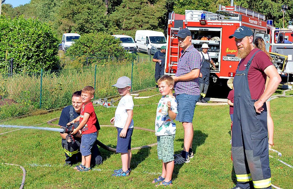Marie Gabel von der Feuerwehr Dequede probte mit den kleinen Besuchern den Ernstfall und dabei das Löschen von Flammen.