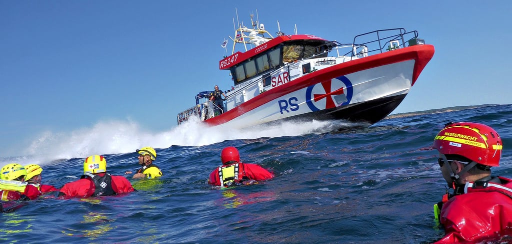 Ein norwegisches SAR-Rettungsboot unterstützt das Training der deutschen Wasserretter im Skagerrak.
