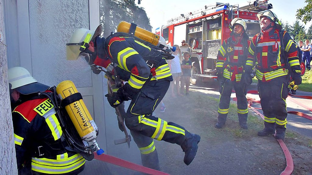 Die Feuerwehrleute aus Flechtingen führen vor, wie ein Einsatz mit Atemschutzgeräteträgern bei einem Wohnungsbrand funktioniert.