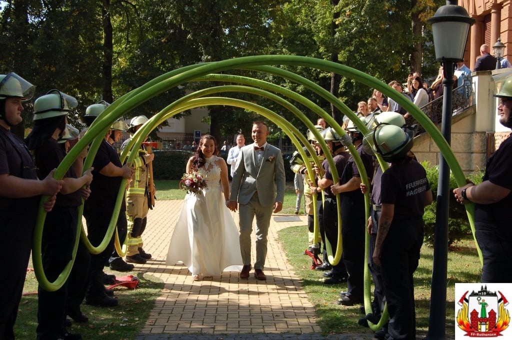 Die Mitglieder der Freiwilligen Feuerwehr Magdeburg-Rothensee empfangen das frisch vermählte Hochzeitspaar.