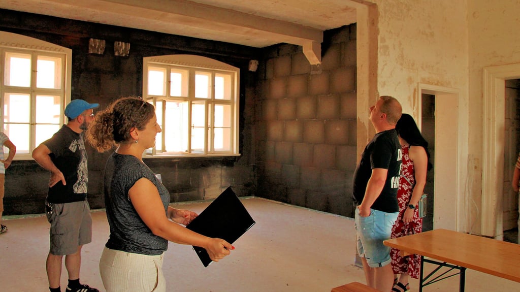 Im Obergeschoss des Christanbaues sind schon Sanierungsfortschritte sichtbar. Claudia Schaller, Bildmitte, und Markus Winter erläuterten während einer Führung die Arbeiten und beantworteten Fragen.