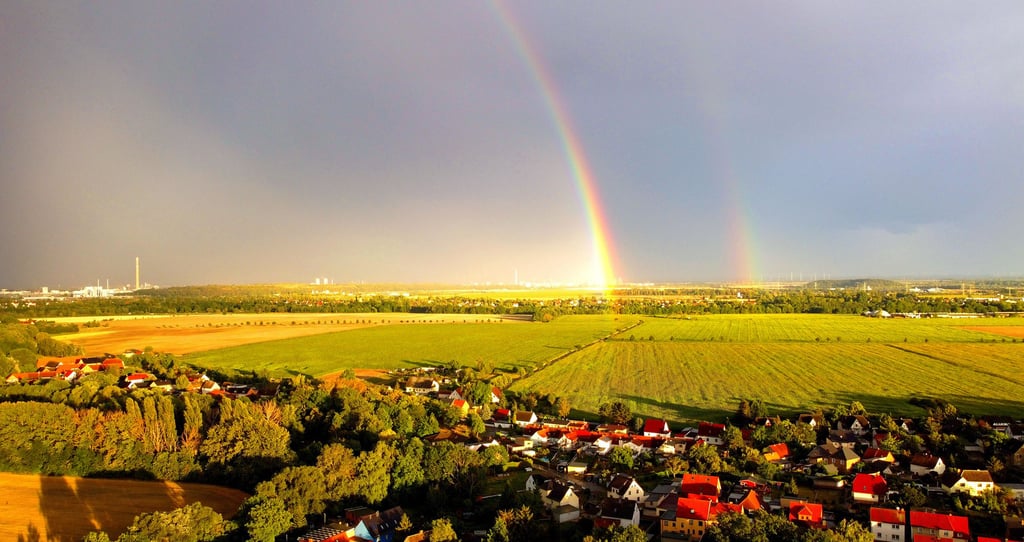 Am Ende des Regenbogens steht der Chemiestandort Leuna mit seiner Raffinerie. Von dort bekommt die Stadt Leuna in diesem Jahr reichlich Geld.