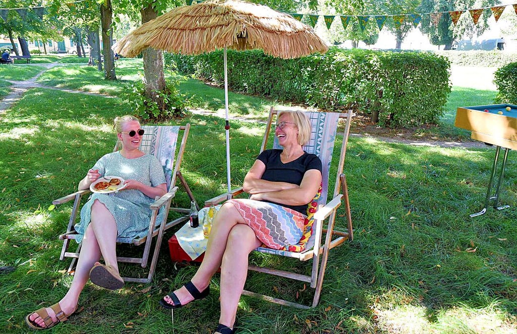Die Besucherinnen Friederike und Christine ließen es sich auf dem schattigen Zinzendorfplatz gut gehen.