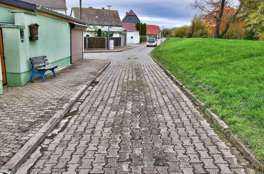In Katharienrieth wurden vor zehn Jahren vom Helmedamm Hausnummer 6 bis zur Nummer 32 Straße und Fußwege gebaut.