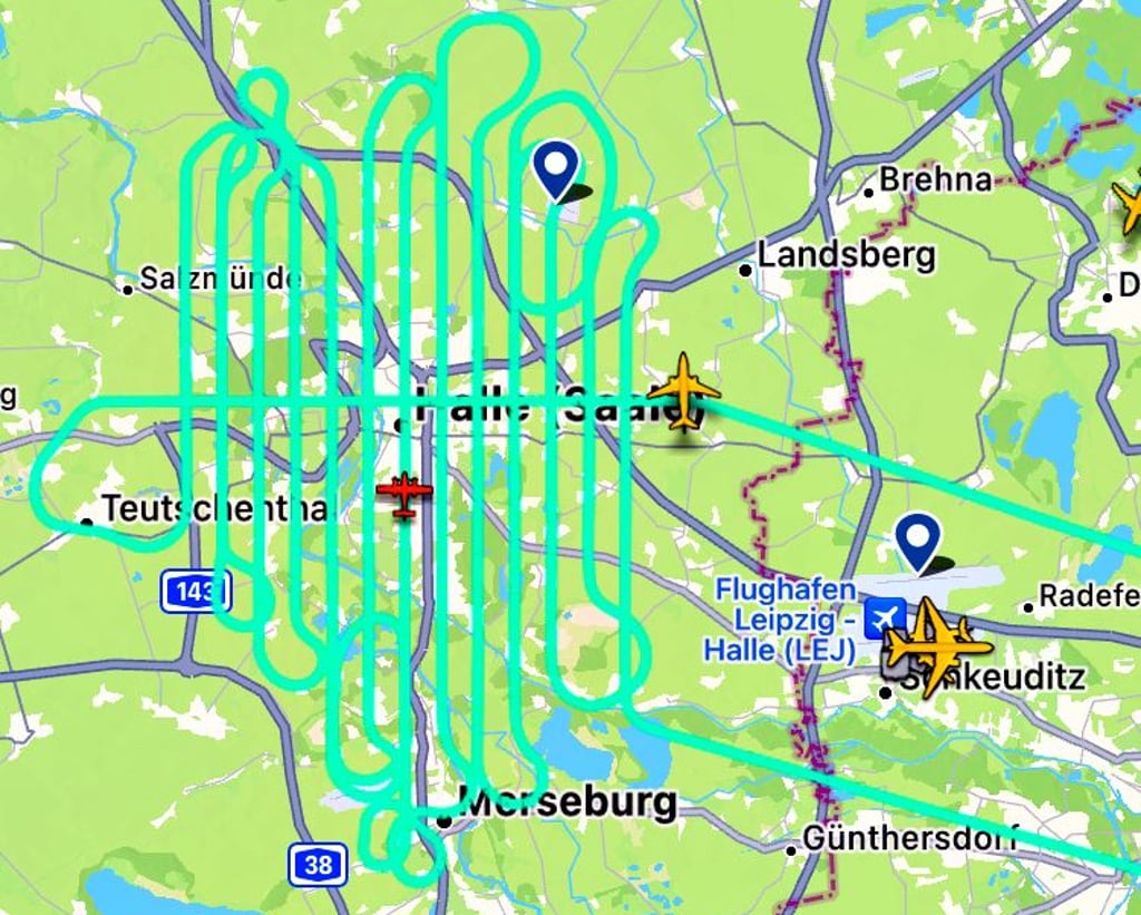 Die türkisfarbene Linie zeichnet die Strecke nach, die das orangefarbene Flugzeug am 9. September über Halle flog.