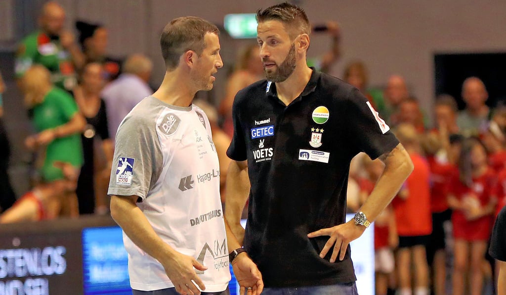 SCM-Coach Bennet Wiegert (r.) und Hamburgs Trainer Torsten Jansen diskutierten nach Spielende. Hauptsächlich ging es um den Sinn der Blauen Karte.