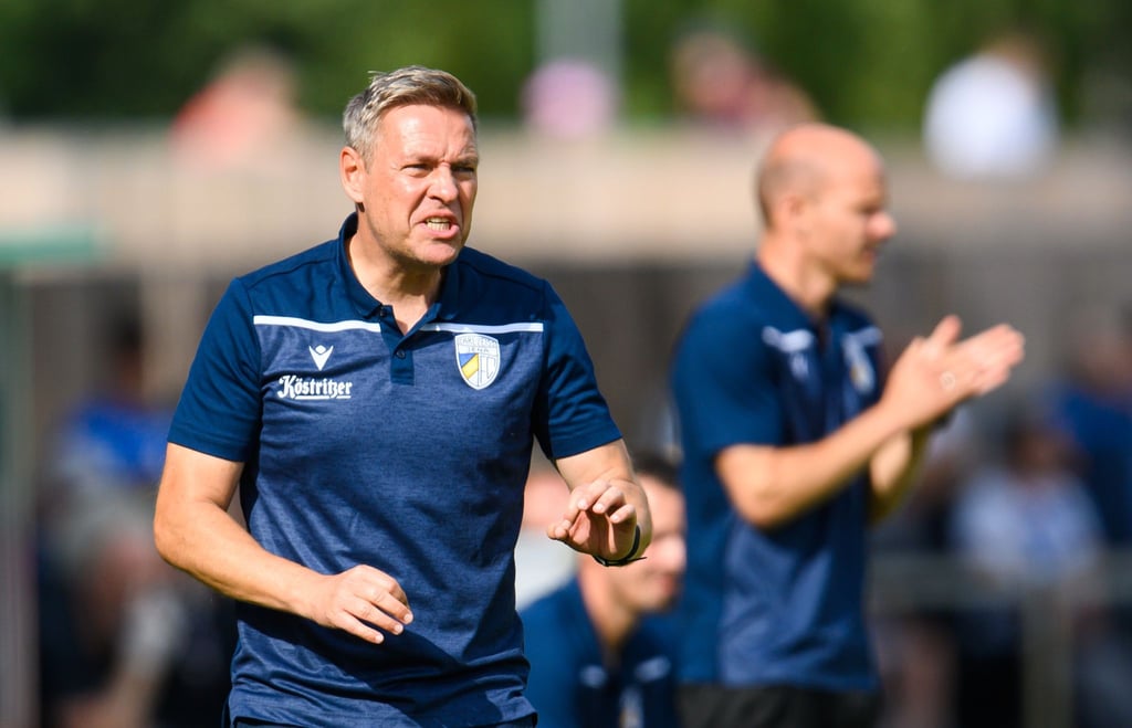 Jenas Trainer Dirk Kunert gestikuliert an der Seitenlinie.