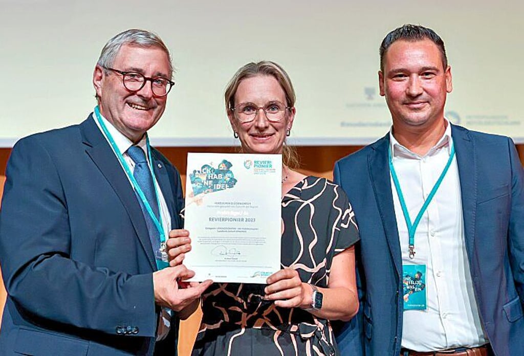 Staatssekretär Jürgen Ude (l.) übergab den Preis an Sandra Heinz aus Schwemsal. Landratsamtsmitarbeiter Daniel Krake (r.) war Jurymitglied.