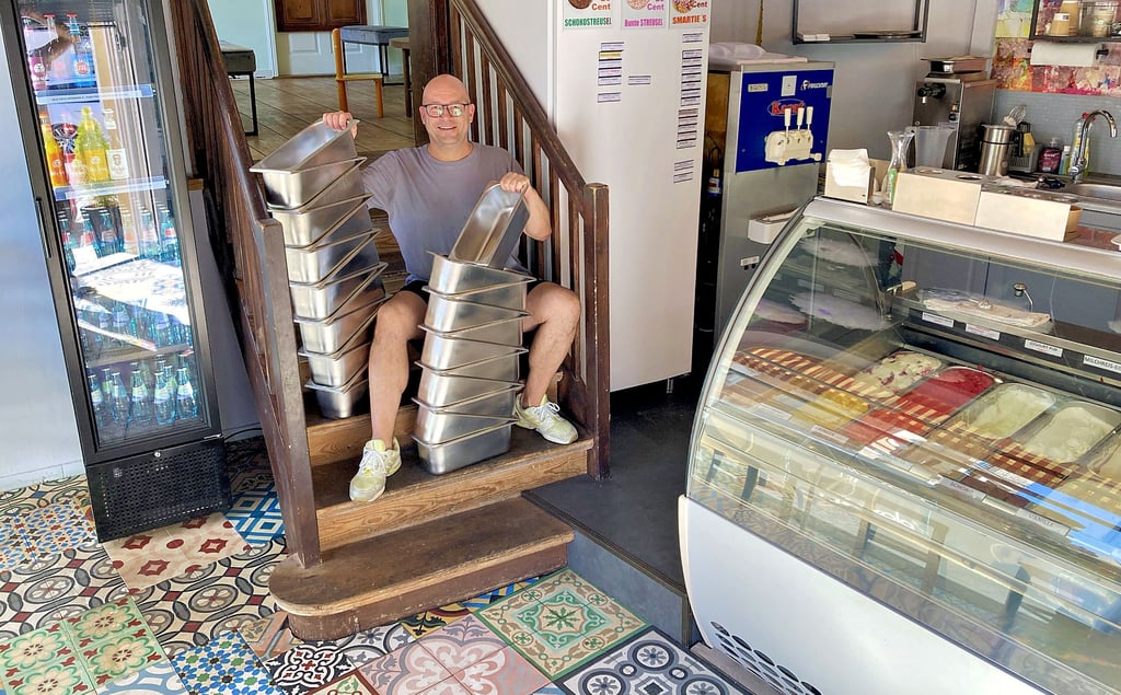 Heiko Kühnert ist der Betreiber des Eiscafés Bunte Eisträumerei. Dort trifft man ihn sieben Tage die Woche.