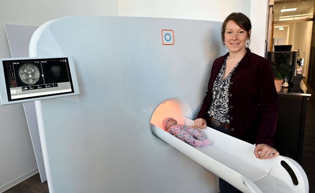 Managerin Claudia Beck erläutert anhand einer Babypuppe die Vorteile des neuen MRT. "Unser Gerät kann ganz einfach in jeder Kinderklinik aufgestellt werden." Aufwändig abgeschirmte Räume sind nicht mehr nötig.