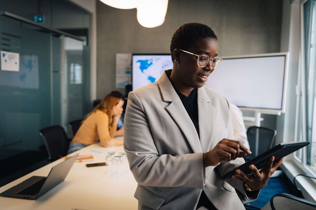 IT-Sicherheit am Arbeitsplatz ist entscheidend, um Datendiebstahl und Cyberangriffe zu verhindern.