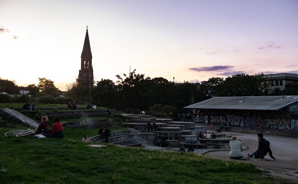 Menschen genießen am Abend das Ambiente im Görlitzer Park.