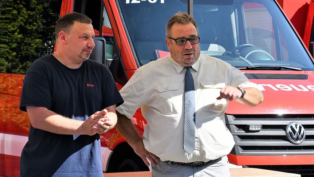Hans-Werner Kraul (rechts) mit Nico Grabow am Feuerwehrgerätehaus in Oebisfelde bei der Siegerehrung des Orientierungsmarschs.