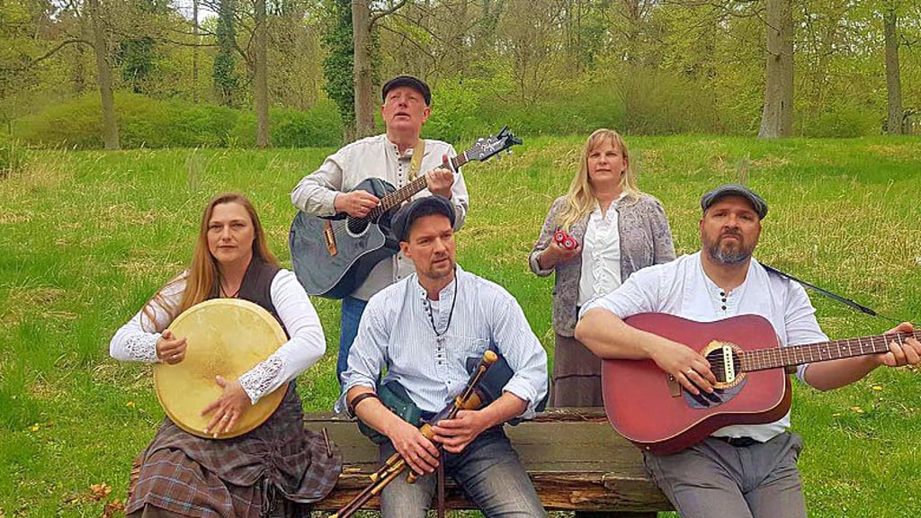 Zur Band gehören Hartmut Arndt (Gitarre und Gesang), Sabine Zorzytzky (Bodhran und Gesang), Nadin Spannemann (Bass, Percussions und Gesang), Marco Zorzytzky (Uilleann pipes, Dudelsack und Gesang), Luis Jenrich (Geige, Mandoline und Gesang), Martin Spannemann (Gitarre, Banjo und Gesang).