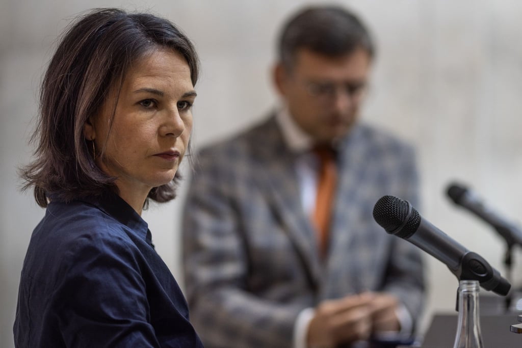 Bundesaußenministerin Annalena Baerbock gibt zusammen mit ihrem ukrainischen Amtskollegen eine Pressekonferenz.
