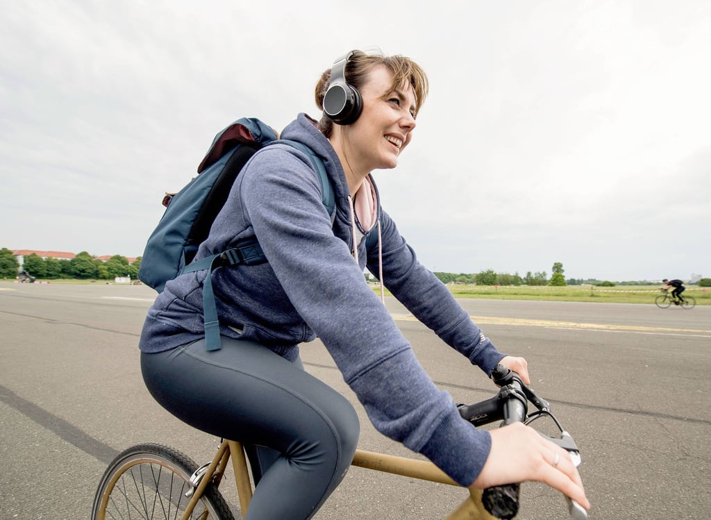 Das Tragen von Kopfhörern im Straßenverkehr ist nicht grundsetzlich verboten, birgt jedoch ein erhöhtes Unfallrisiko, da Umgebungsgeräusche weniger gut wahrgenommen werden können.