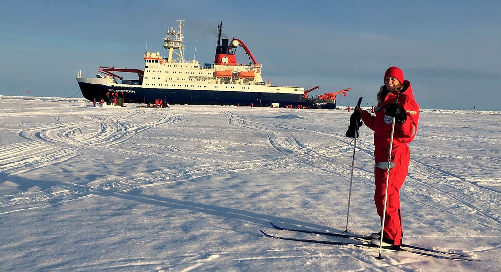 Die Magdeburger Wissenschaftlerin Carolin Mehlmann am Nordpol vor dem Forschungsschiff „Polarstern“.