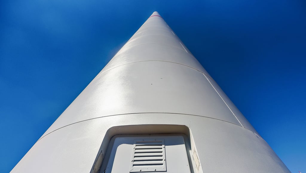Glänzt wie Metall, doch die 90 Meter hohen Türme, die für den neuen Windpark bei Bad Lauchstädt entstehen, sind aus lackiertem Beton.