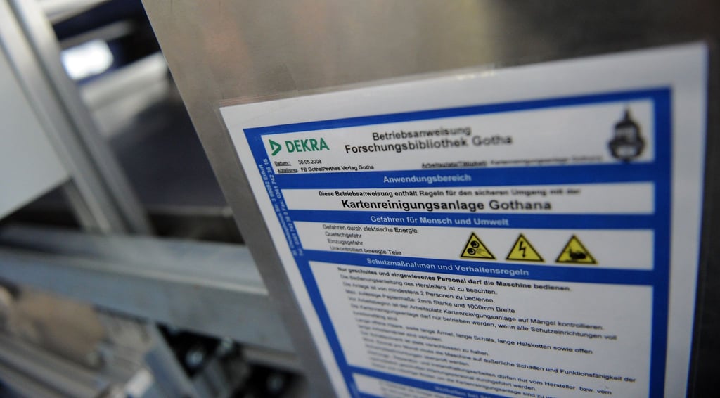 Betriebsanweisungen können durch Farbkennzeichnungen für unterschiedliche Bereiche einheitlich gestaltet werden, z.B. Blau für Maschinen.
