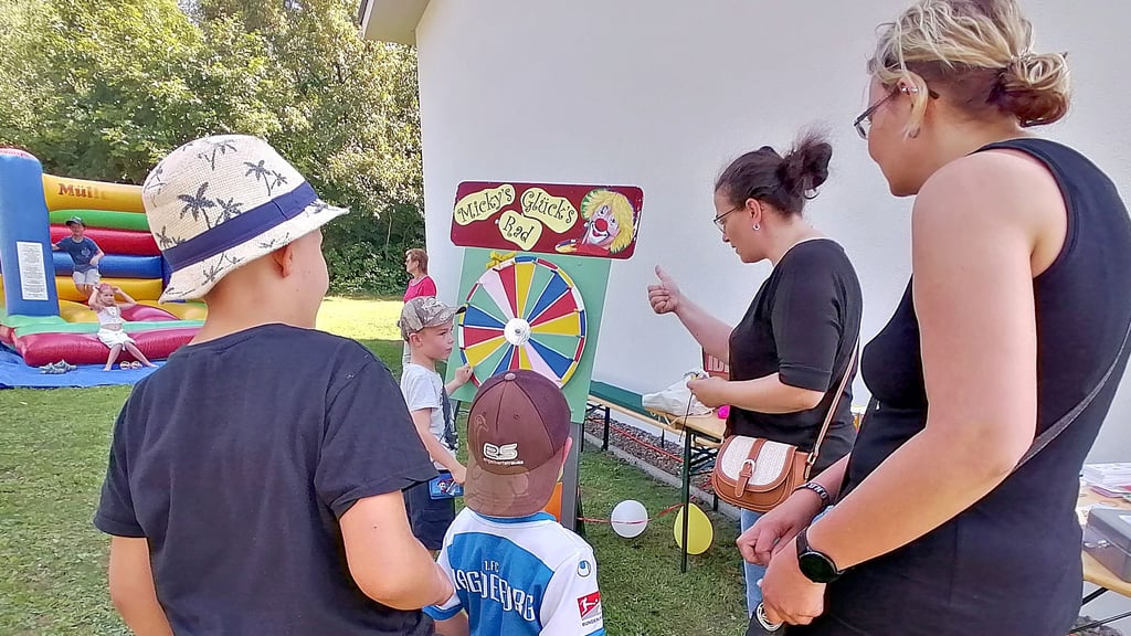 Beim Vereinsfest in Groß Schierstedt sucht man sich schattige Plätze. Auf ihre Kosten kommen Kinder trotzdem.