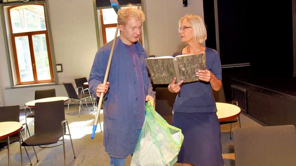 Schauspieler Eike Schwarting und Regisseurin Ann-Kathrin Hanss bei der Probe.
