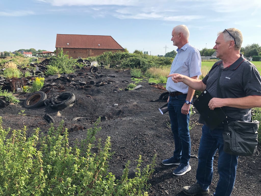 Gunter Schmidt (li.) und Ortsbürgermeister Jürgen Denzin begutachten das Altreifenlager in Borau.