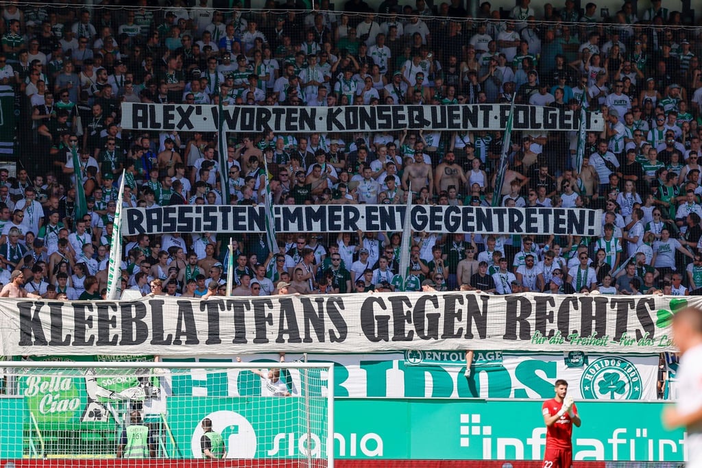 Fans der SpVgg Greuther Fürth positionieren sich gegen Rassismus.