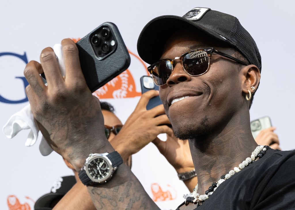 Dennis Schröder, Kapitän der Basketball-Nationalmannschaft, filmt mit seinem Handy.