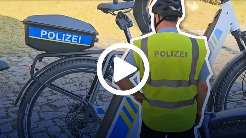 Neue Polizeifahrräder im Salzlandkreis: Marco Kopitz und Daniela Fohrer machen sich auf den Weg.