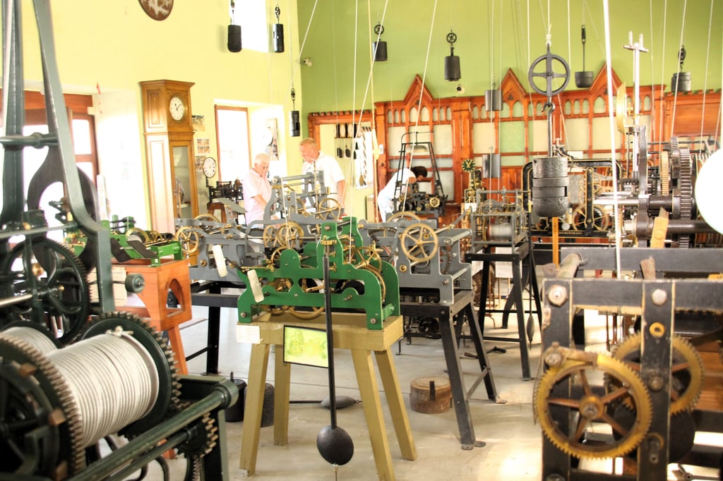 Es tickt am laufenden Bande im Turmuhrenmuseum Seehausen (Altmark). Die Halle ist hoch genug, sodass auch die großen Uhren mit ihren Gewichten laufen können.