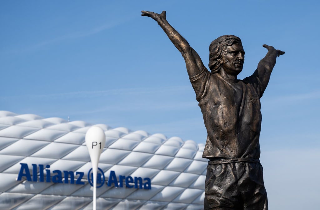 Das Denkmal zu Ehren von Gerd Müller vor der Allianz Arena in München.