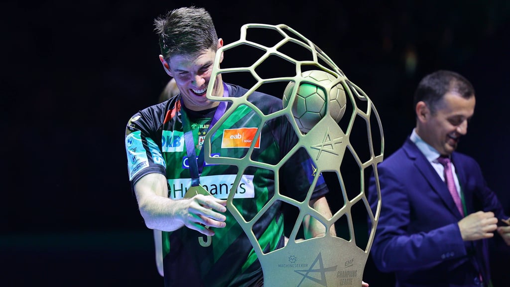 Piotr Chrapkowski würde im Juni 2024 gern wieder mit dem SCM nach dem Pokal greifen.