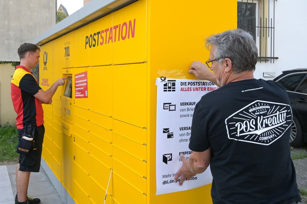 DHL-Paketzusteller Marcus Stein testet die erste Poststation von Sachsen-Anhalt.