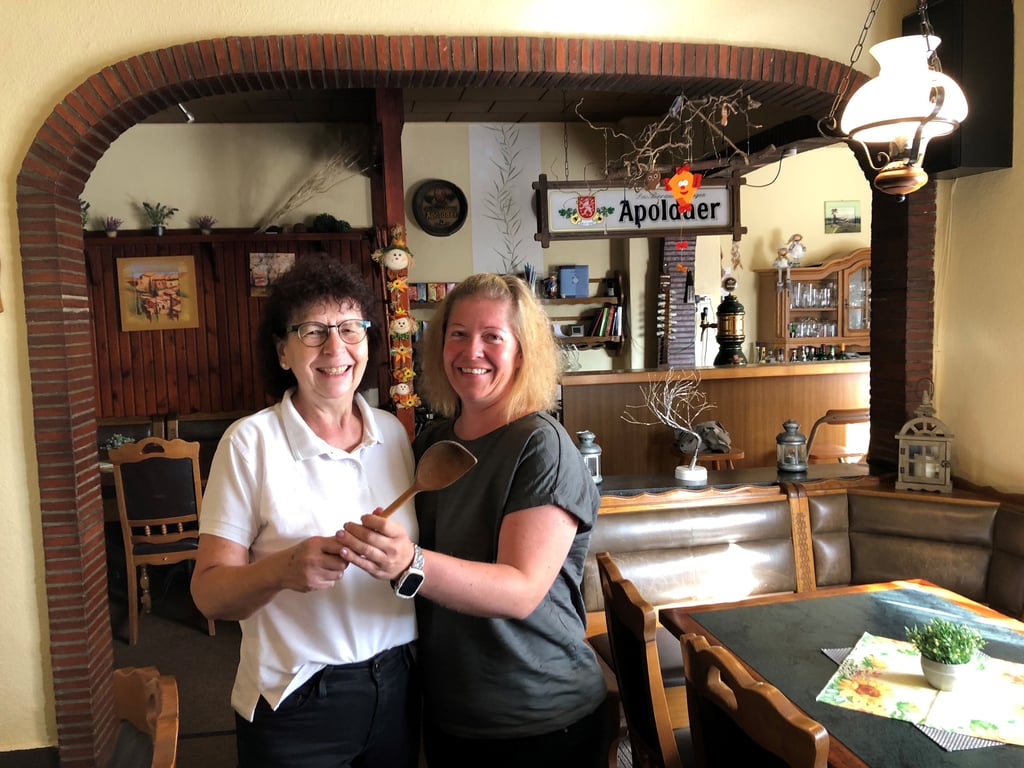 "Lindenhof“-Inhaberin Andrea Kurtze (l.) übergibt ihr Lokal an Nachfolgerin Nicole Laufer.