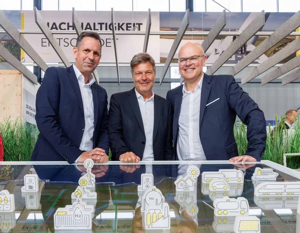 Wirtschaftsminister Olaf Lies, Bundeswirtschaftsminister Robert Habeck und Energiewendeminister Tobias Goldschmidt in Husum.
