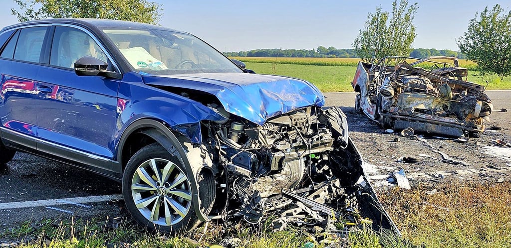 Im Vordergrund der Wagen des mutmaßlichen Unfallverursachers. Der 64-Jährige kam verletzt in ein Krankenhaus. Die Insassen des Trabant Kübel starben.